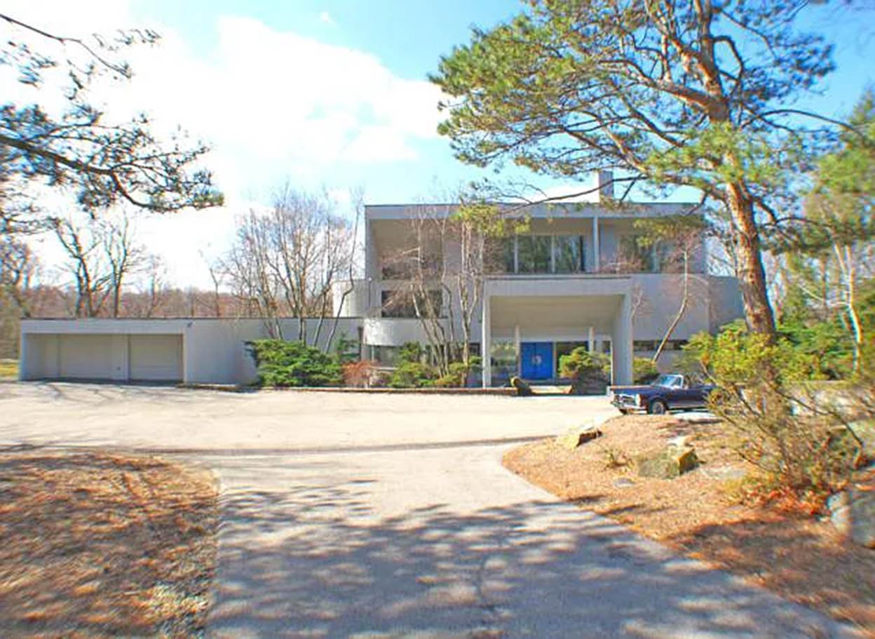 A house with trees and a driveway
