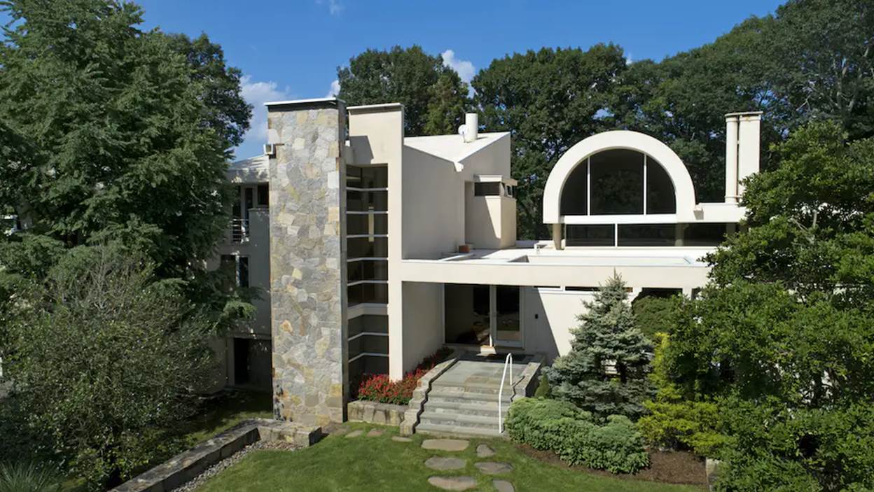 A house with a stone wall and a stone pillar
 with medium confidence